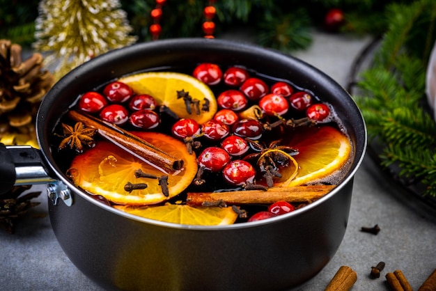 Tradycyjne świąteczne, rozgrzewające grzane wino