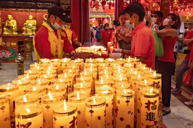 Tradycyjne świece na obchody chińskiego nowego roku w świątyni Mangkon w Bangkoku w Tajlandii