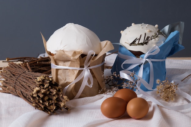 Tradycyjne święto chrześcijańskie, ciastka wielkanocne i jajka na stole suszone rośliny, wierzba
