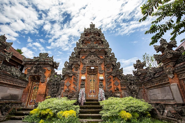 Tradycyjne szczegóły architektury balijskiej, drzwi wejściowe w Pałacu Ubud, Bali, Indonezja