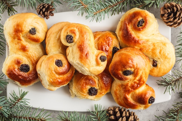 Tradycyjne szwedzkie bułeczki szafranowe (lussebulle lub lussekatt). Szwedzkie święta.