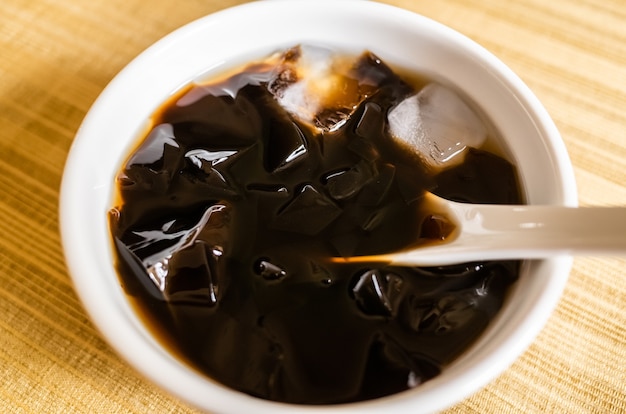 Tradycyjne tajwańskie przekąski z czarnej herbaty ziołowej mesona w misce