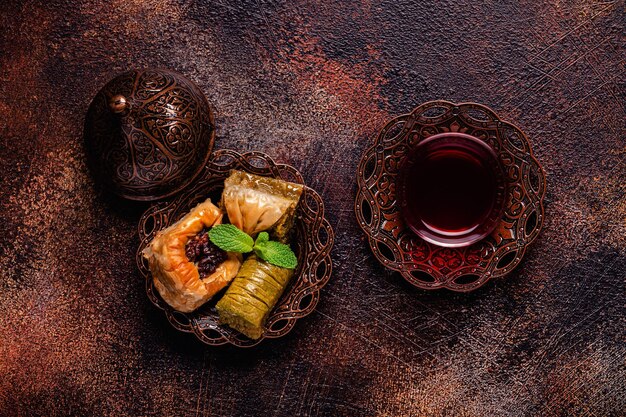 Tradycyjne tureckie arabskie słodycze baklava asortyment