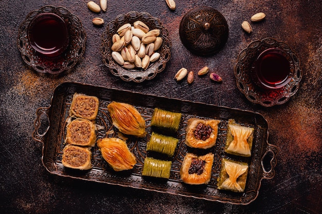 Tradycyjne tureckie arabskie słodycze baklava asortyment