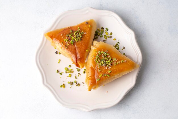 Zdjęcie tradycyjne tureckie desery budyń trójkątny deser albański deser turecka nazwa arnavut tatlisi lub muhallebili muska tatlisi