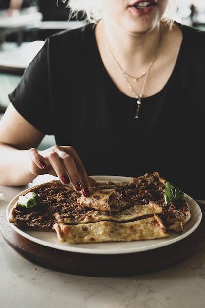 Tradycyjne tureckie pide pieczone danie. Turecka pizza pide, przekąski z Bliskiego Wschodu. Kuchnia turecka.