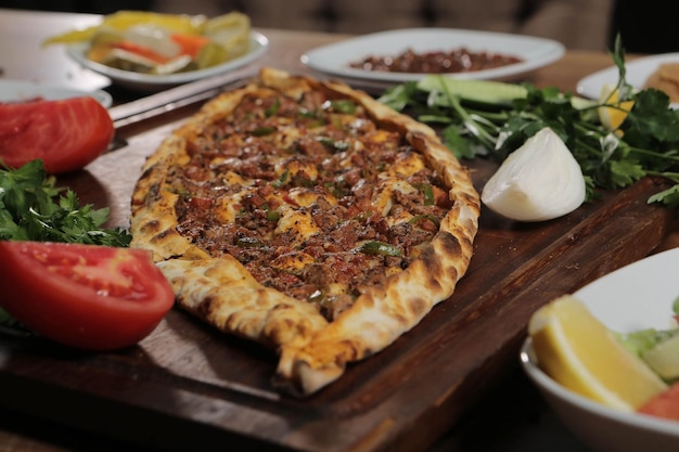 Tradycyjne tureckie pide pieczone danie. Turecka pizza pide, przekąski z Bliskiego Wschodu. Kuchnia turecka.