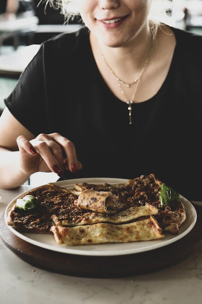 Tradycyjne tureckie pide pieczone danie. Turecka pizza pide, przekąski z Bliskiego Wschodu. Kuchnia turecka.