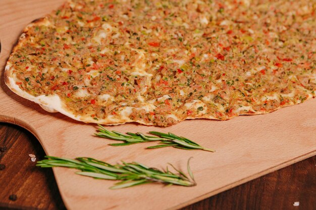 Tradycyjne tureckie pieczone danie pide Turecka pizza pide Przystawki z Bliskiego Wschodu Kuchnia turecka