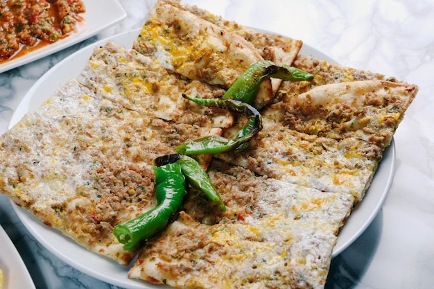Zdjęcie tradycyjne tureckie pieczone danie pide turecka pizza pide przystawki z bliskiego wschodu kuchnia turecka