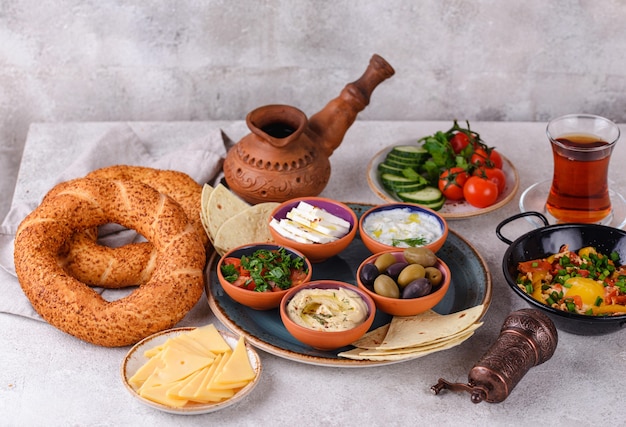 Tradycyjne tureckie śniadanie z meze i simit