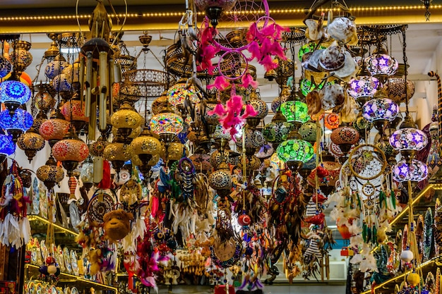 Tradycyjne tureckie żyrandole na sprzedaż na bazarze