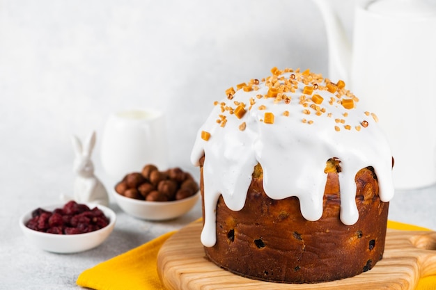 Tradycyjne ukraińskie ciasto wielkanocne z polewą z pianki marshmallow Twaróg paskha Wielkanocny stół z tradycyjnym deserem Zajączek wielkanocny