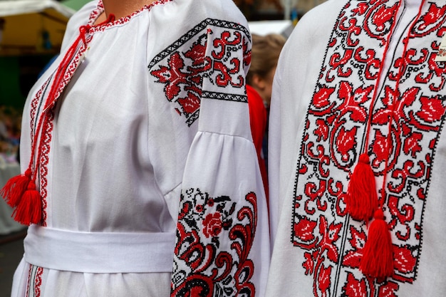 Tradycyjne ukraińskie stroje na paradzie narodowego ornamentu i symbolu Wyszywanoka