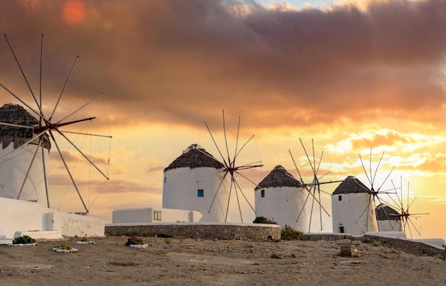 Tradycyjne wiatraki punkt orientacyjny wyspy Mykonos o zachodzie słońca Cyklady Grecja