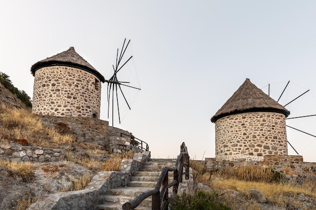 Zdjęcie tradycyjne wiatraki w pobliżu miejscowości kontias wyspa lemnos grecja panoramiczny widok na morze egejskie