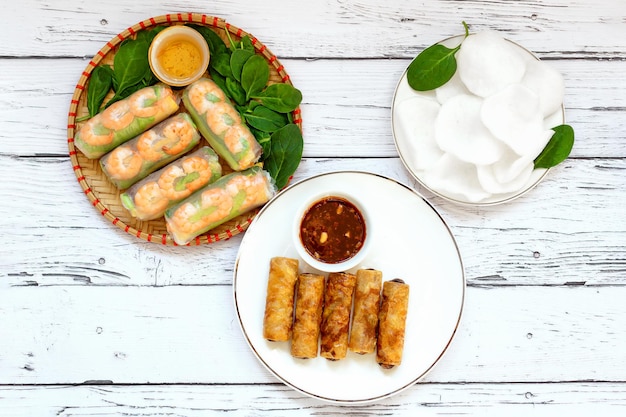 Tradycyjne wietnamskie sajgonki z chrupiącymi roladkami z krewetek i chipsami ryżowymi