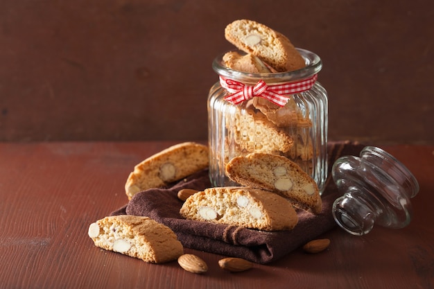 Tradycyjne włoskie ciasteczka cantuccini w szklanym słoju