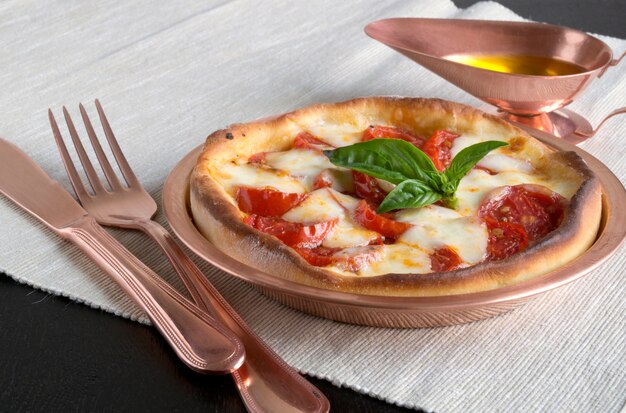 Tradycyjne włoskie danie, pyszna pizza Margarita.