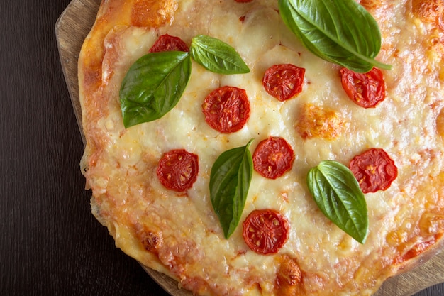 Tradycyjne włoskie danie, pyszna pizza Margarita.