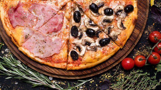 Zdjęcie tradycyjne włoskie jedzenie. chrupiąca pizza z oliwą szynką prosciutto. zdrowe odżywianie i koncepcja zdrowej diety