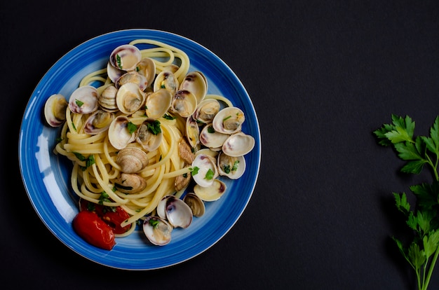 Tradycyjne Włoskie Owoce Morza Koncepcja. Spaghetti Z Małżami Lub Półkami, Pomidorami I Ziołami