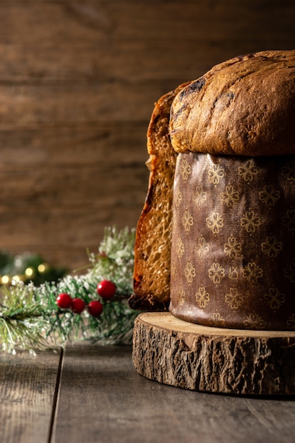 Tradycyjne włoskie panettone na Boże Narodzenie na rustykalnym drewnianym stole