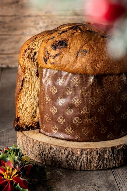 Tradycyjne włoskie panettone na Boże Narodzenie na rustykalnym drewnianym stole