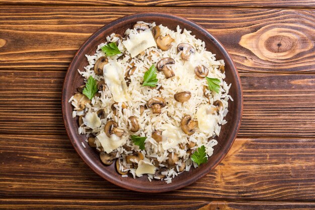 Tradycyjne włoskie risotto z grzybami ryżowymi i parmezanem