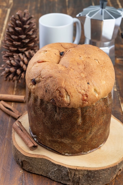 Tradycyjne Włoskie świąteczne Ciasto Owocowe Panettone Na Drewnianej Desce.