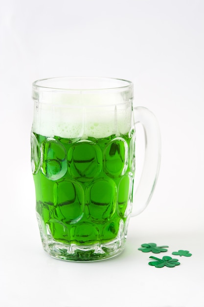 Tradycyjne Zielone Piwo St Patrick's Day Na Białym Tle.