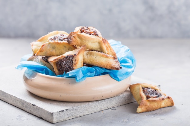 Tradycyjne żydowskie Ciasteczka Hamantaschen Z Suszonymi Morelami, Daktyle. Koncepcja Obchodów Purim.