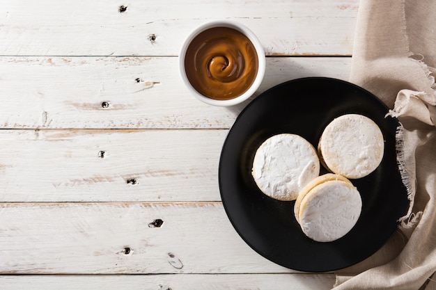 Tradycyjni Argentyńscy Alfajores Z Dulce De Leche I Cukierem Na Drewnianym Stole, Kopii Przestrzeń