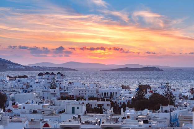 Tradycyjni biali wiatraczki przy zmierzchem, Mykonos, Grecja