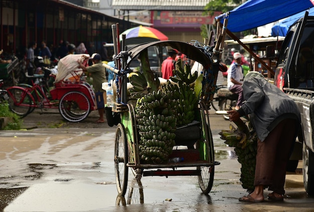 Zdjęcie tradycyjni ludzie z rynku w mieście