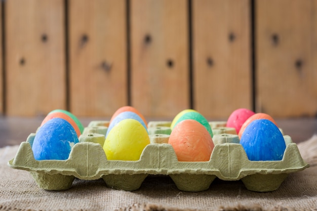 Tradycyjni Wielkanocni jajka w kartonie na drewnianym