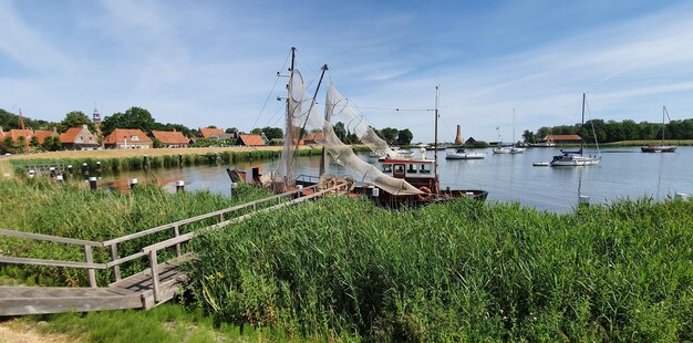 Zdjęcie tradycyjnie łódź rybacka zacumowana na brzegu