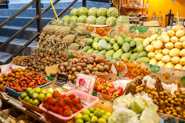 Tradycyjny azjatycki rynek żywności w Tajlandii egzotyczne owoce