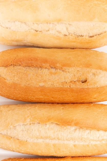 Tradycyjny baguette na białym tle