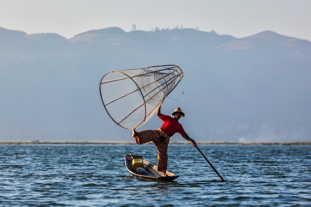 Tradycyjny Birmański rybak przy Inle jeziorem