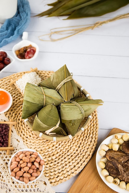 Tradycyjny chiński ludowy zwyczaj Zongzi na Festiwalu Smoczych Łodzi