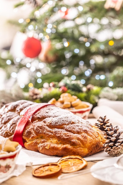 Tradycyjny czeski tort bożonarodzeniowy Vanocka na świątecznym stole przed choinką