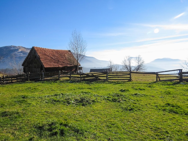 Tradycyjny drewniany dom wiejski na polu