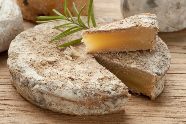 Tradycyjny francuski kozi ser