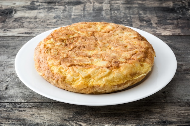 Tradycyjny hiszpański omlet na drewnianym stole