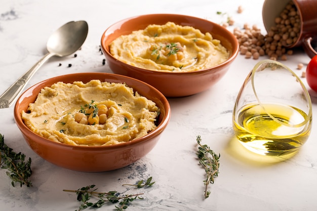 Tradycyjny hummus orientalny