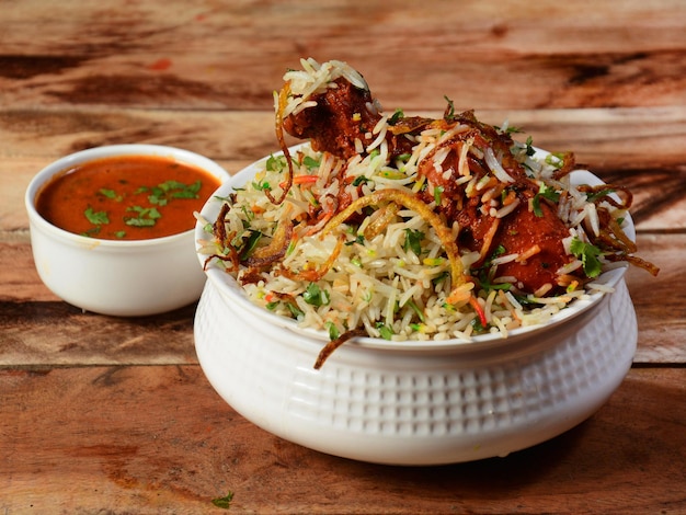 Tradycyjny Hyderabadi Chicken dum Biryani z ryżu Basmati gotowanego z przyprawami masala podawany z selektywnym skupieniem Salan