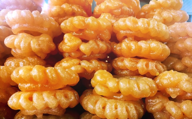 Tradycyjny indyjski słodki quotImartiquot podobny do smażonego deseru quotJalebiquot zalanego syropem cukrowym