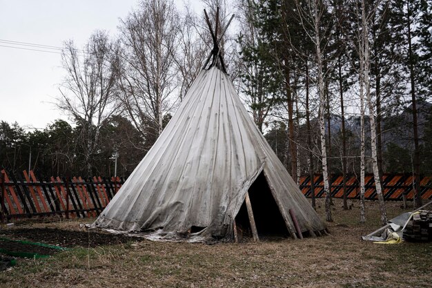 Tradycyjny Indyjski Wigwam W Lesie Wśród Drzewtradycyjny Indyjski Wigwam W Lesie Wśród Drzew Indyjskie Namioty Na Kempingu