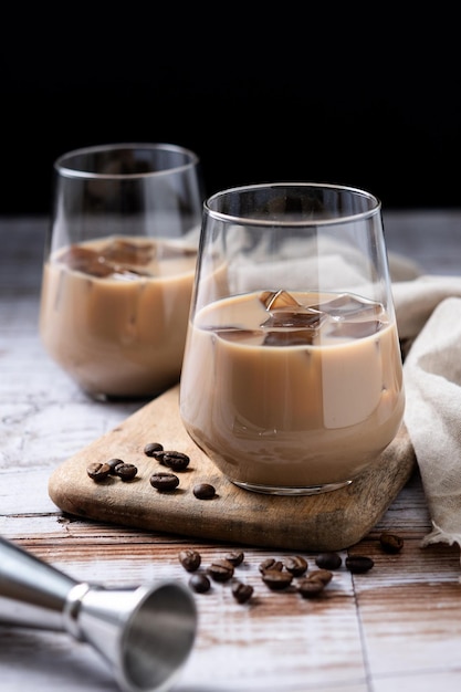 Tradycyjny irlandzki kremowy likier kawowy z lodem na drewnianym stole